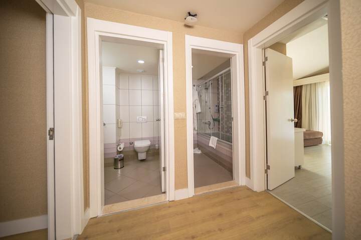 Room 14 of 80