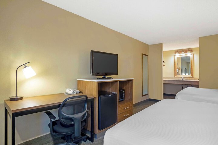 2 Queen Beds Microwave and Refrigerator Full Breakfast (2 of 13)