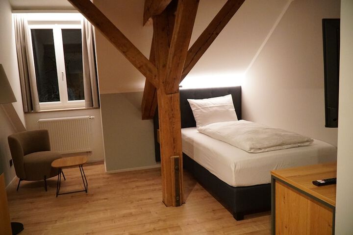 Room 5 of 38