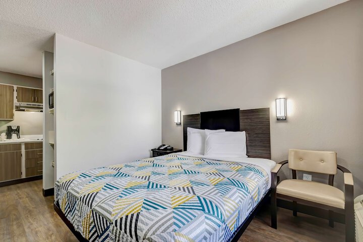 1 Queen Bed (2 of 16)