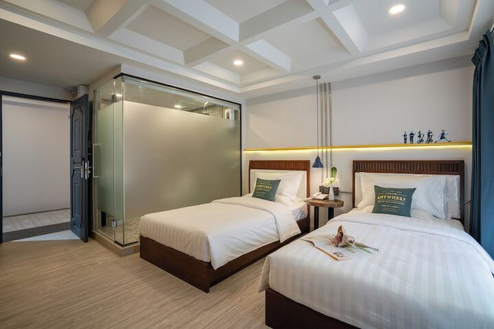 Room 10 of 33