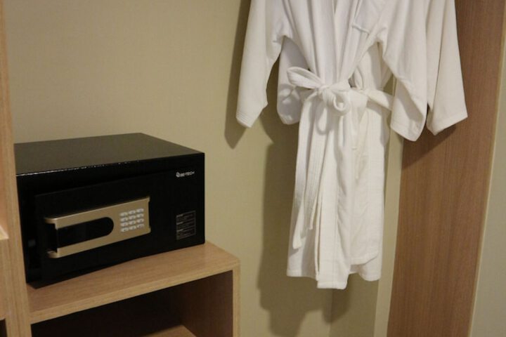 Room 27 of 76