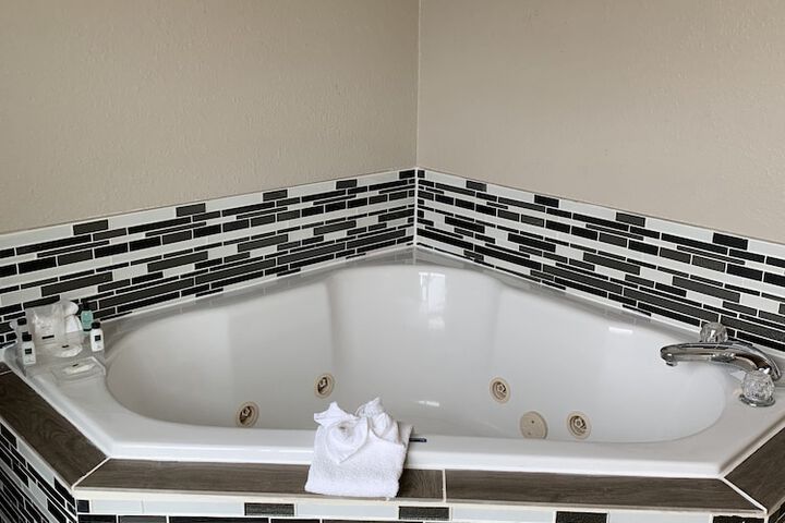Jetted tub