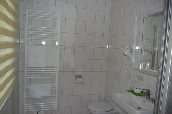 Room 7 of 16