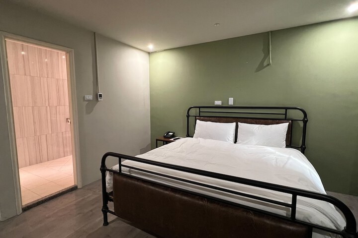 Room 9 of 49