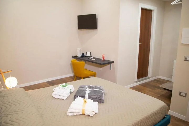 Room 2 of 8