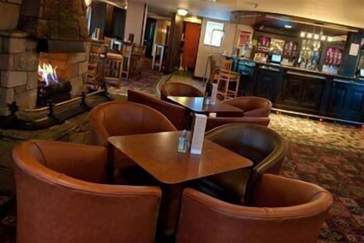 Lounge 23 of 30