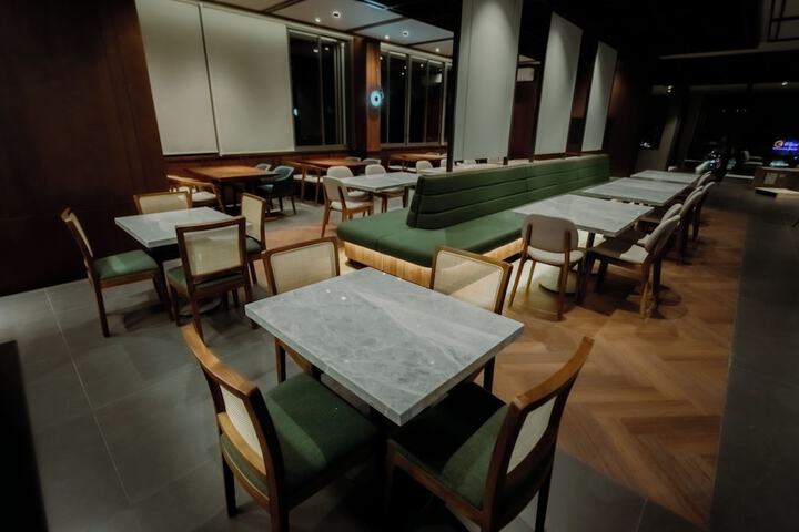 Dining 42 of 48