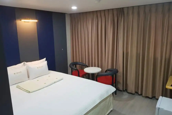 Room 6 of 15