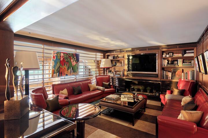 Lounge 50 of 52