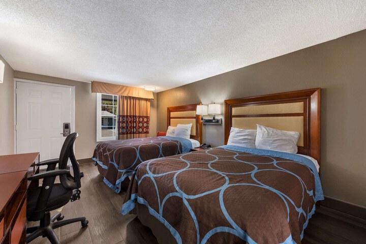 1 Double Bed Accessible (12 of 18)