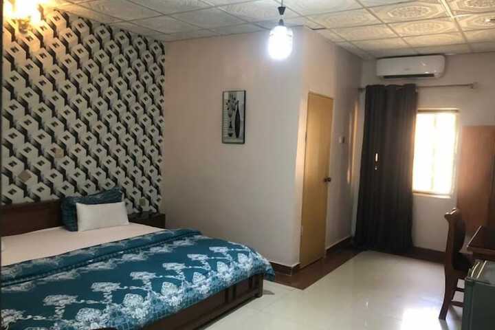 Room 10 of 80