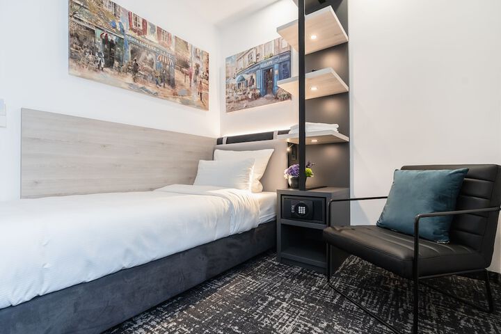 Room 33 of 62