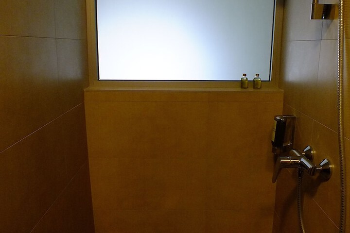 Room 33 of 40