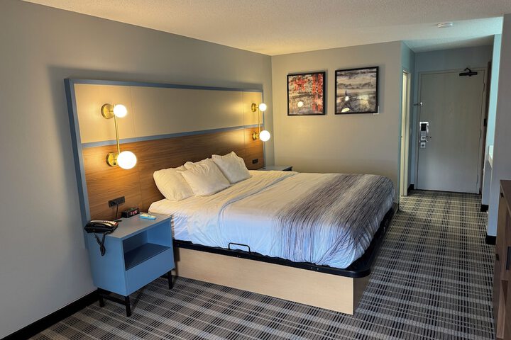 1 Queen Bed (6 of 6)