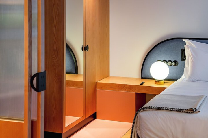 Room 4 of 34
