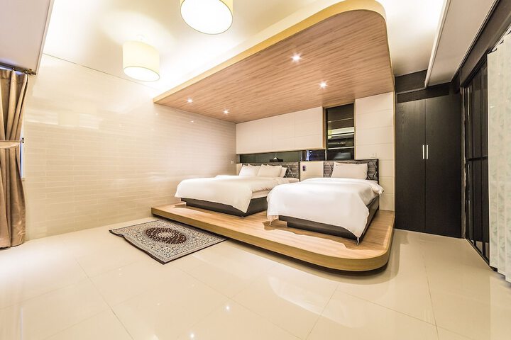 Room 25 of 49