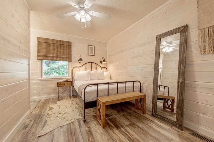 Clear Creek Lodge Handicap Accessible King Room (28 of 41)
