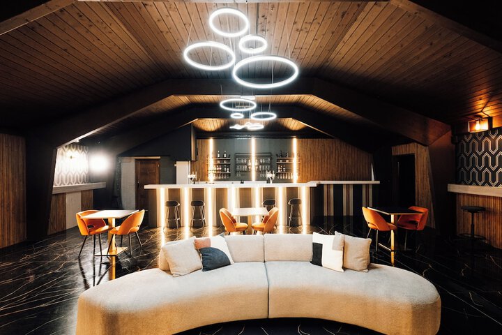 Lounge 83 of 94