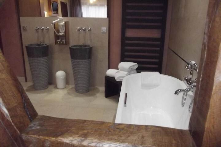 Room 15 of 42