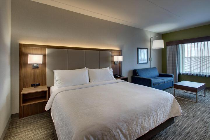 1 King Bed (10 of 17)