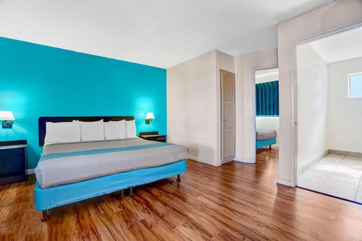 1 King Bed (2 of 13)