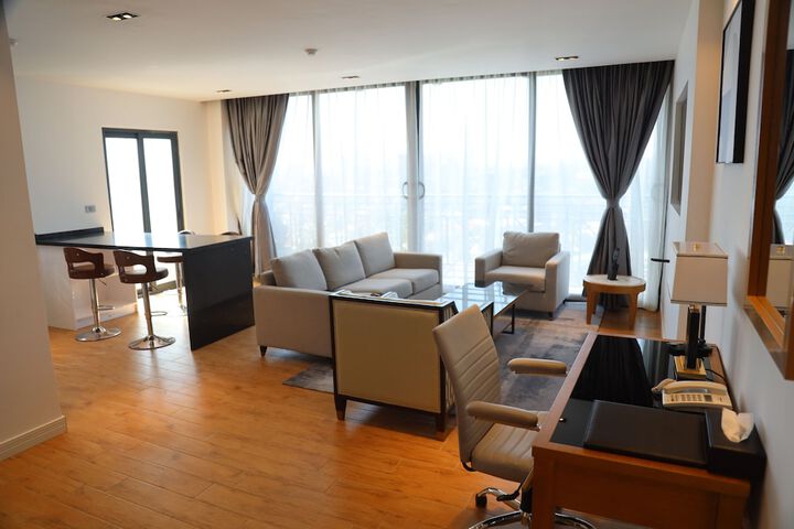 Lounge 26 of 56