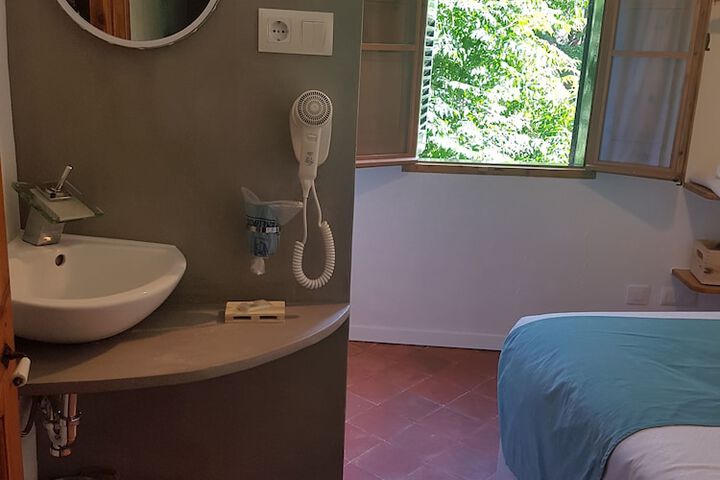 Room 8 of 50