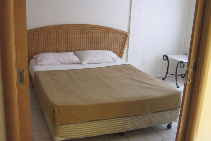 Room 4 of 27