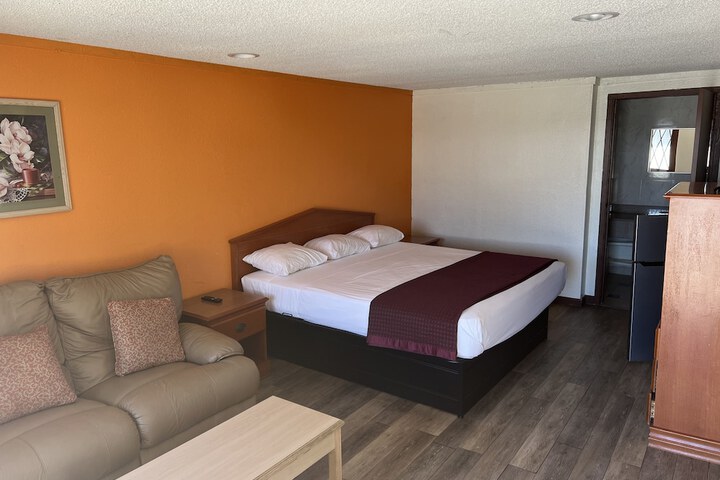 1 King Bed (4 of 9)