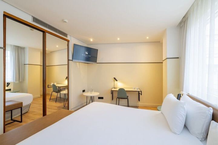 Room 8 of 83