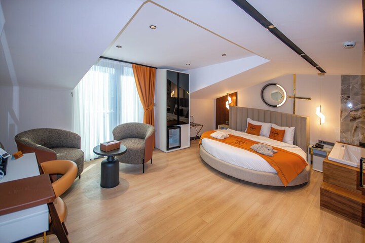 Room 33 of 106