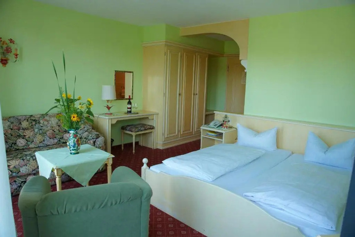 Room 6 of 9