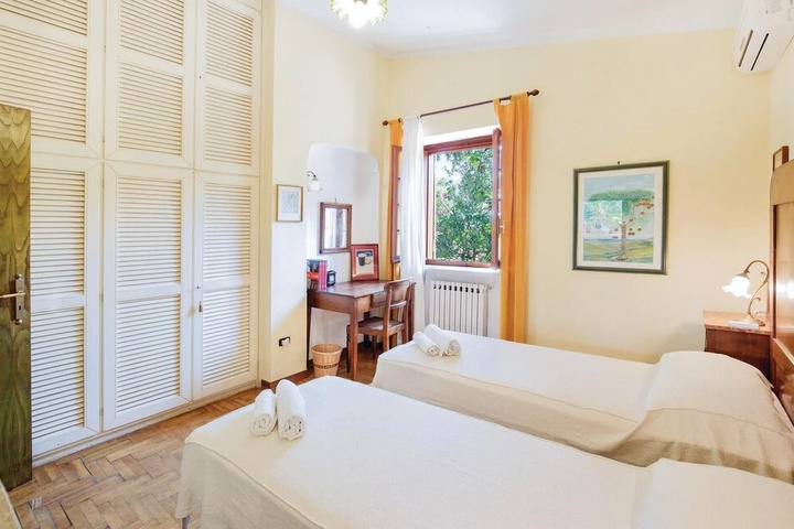 Room 4 of 20