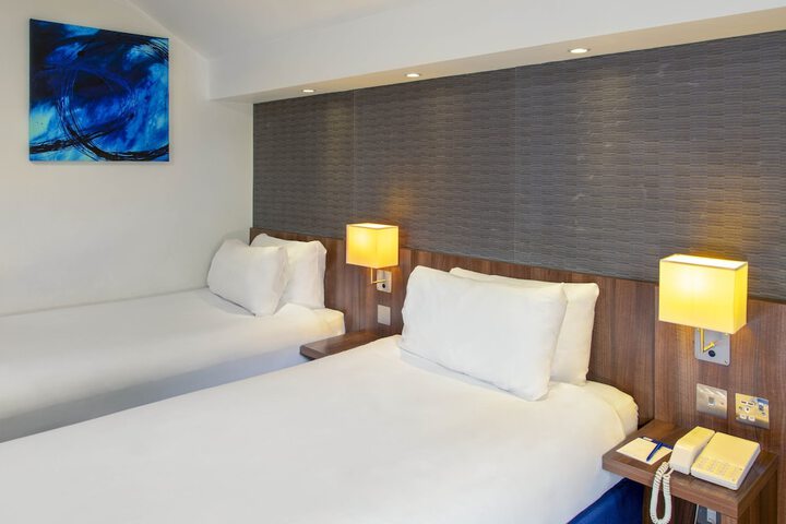 Room 6 of 52