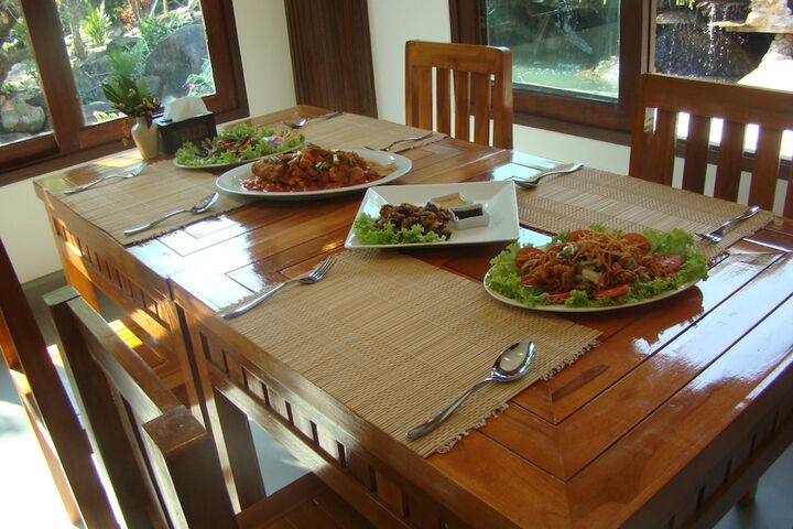 Dining 32 of 43