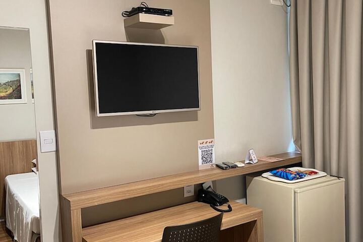 Room 10 of 38