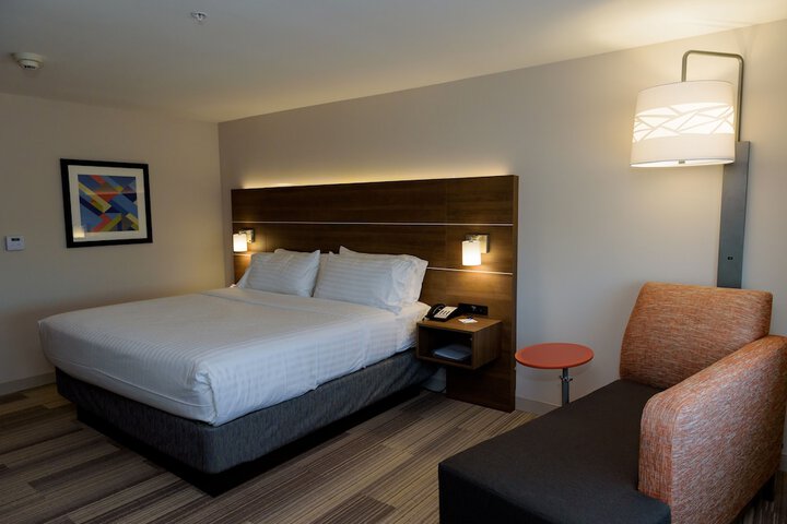 1 King Bed (3 of 18)