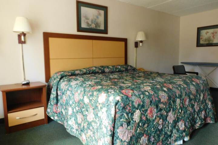 Economy Single Room 1 King Bed (4 of 7)