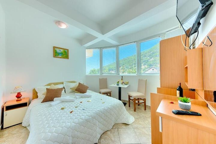 Room 3 of 28