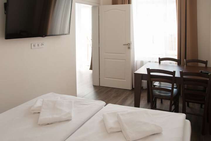 Room 3 of 40