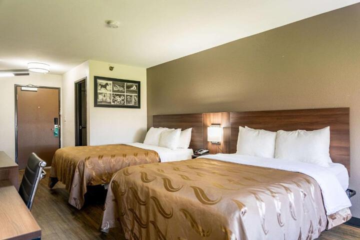 2 Queen Beds (5 of 8)