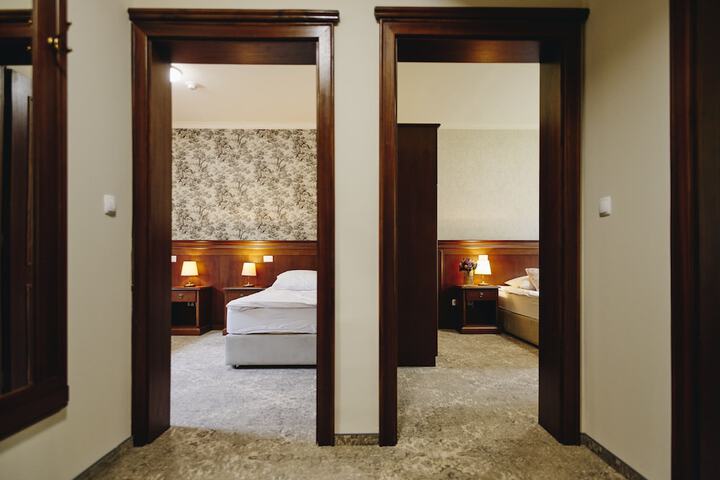 Room 8 of 90