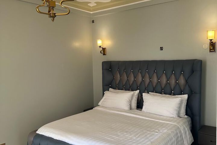 Room 4 of 17