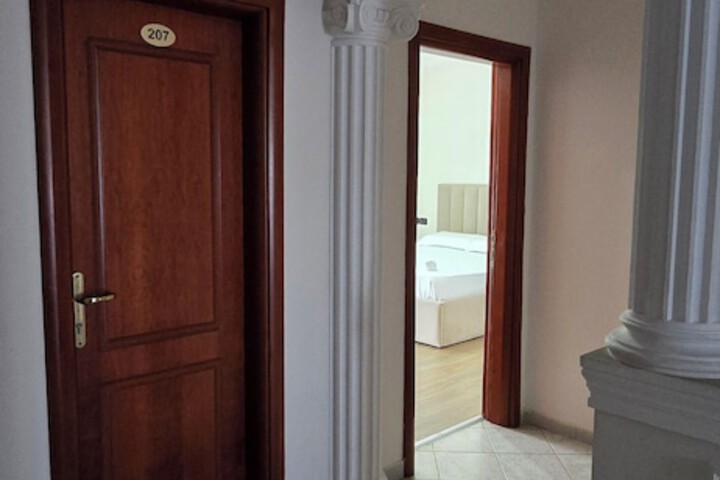 Room 4 of 17
