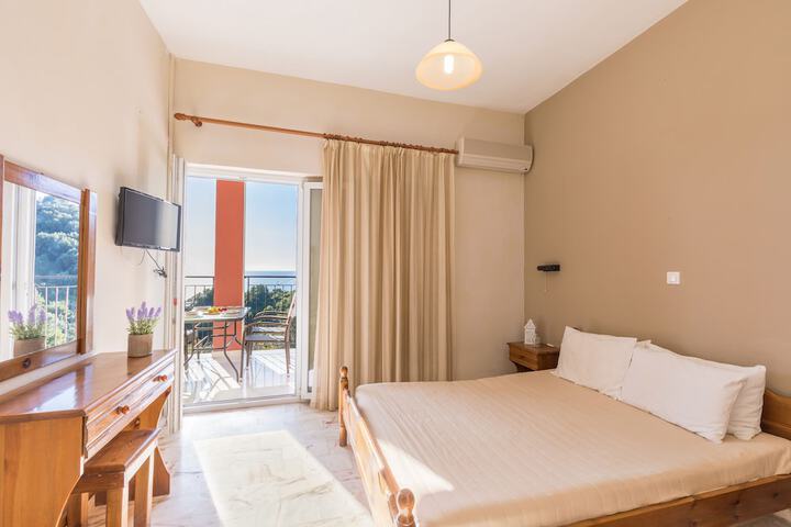 Room 16 of 28