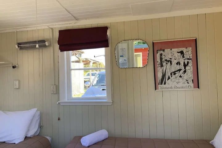 Room 2 of 10