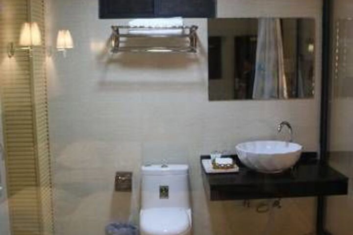 Room 8 of 10