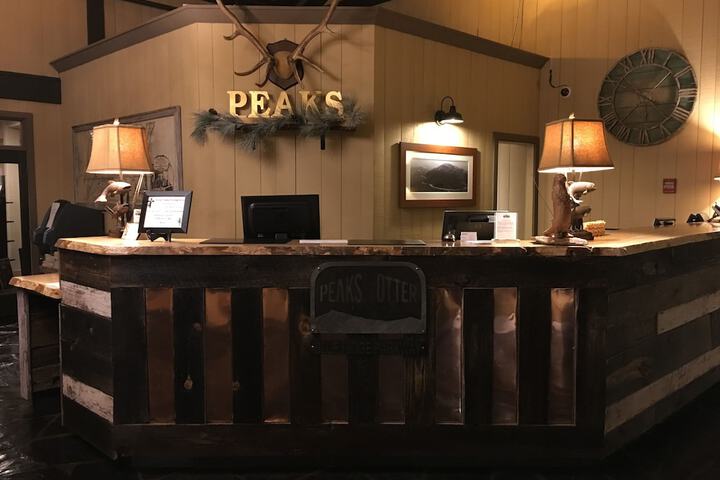 Check-in/check-out kiosk