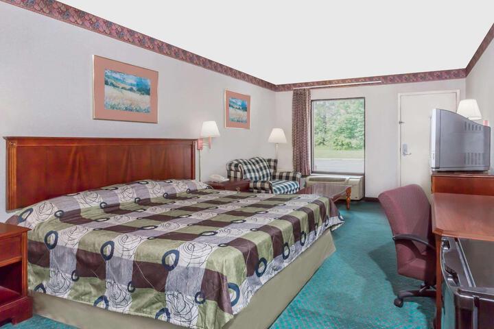 1 King Bed (5 of 7)